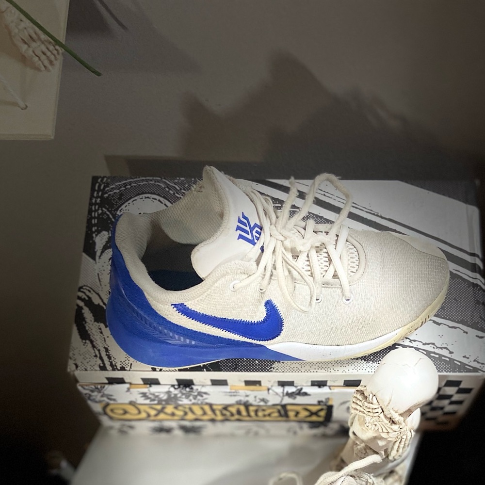 Nike Kyrie Flytrap 5.5Y